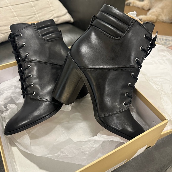 NIB Michael Kors Thatcher Lace Up Black Leather Boots, size 9 - Picture 2 of 5